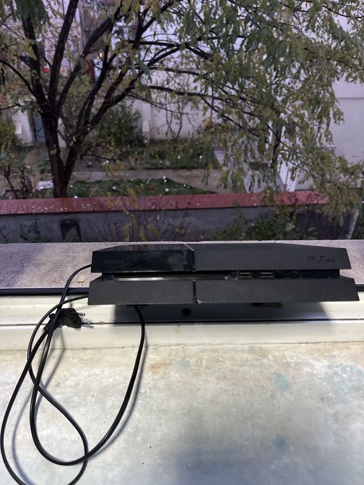 PS4 împreună cu un controler