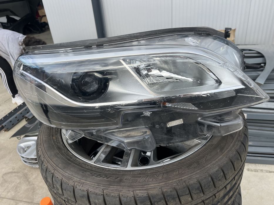 Фар Peugeot Expert Xenon