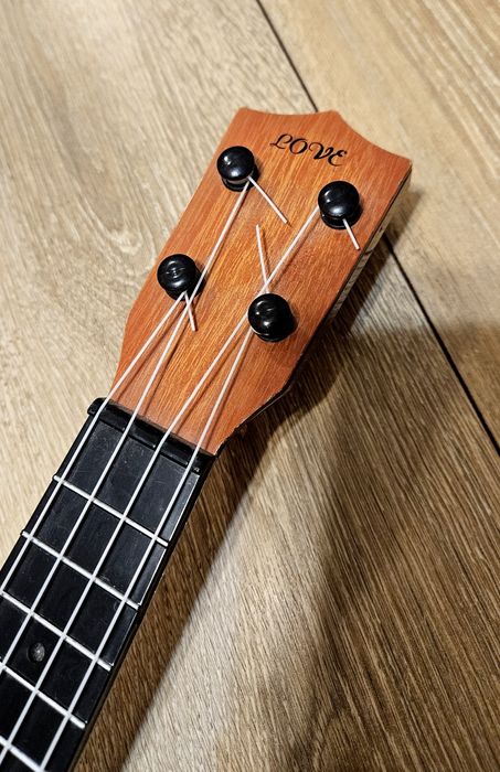 Ukulele cu 4 corzi, model Hart/inimă