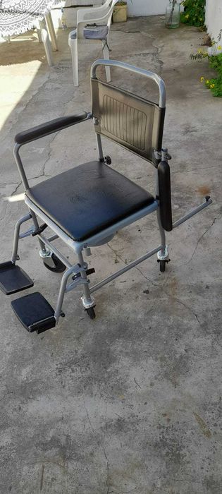Scaun rulant cu wc/ baie dus/pacienti dizabilitati batrani
