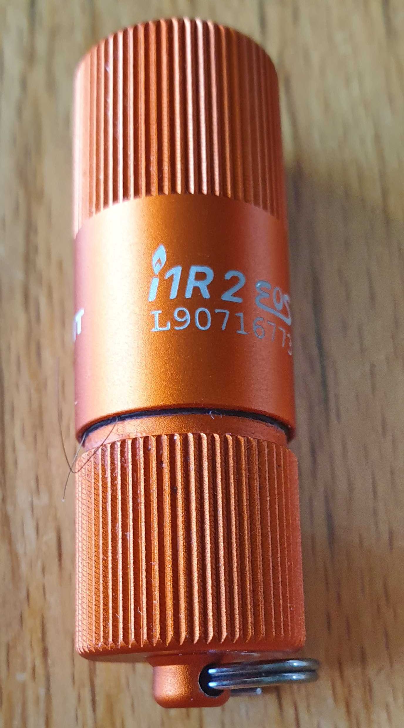 Нов LED фенер Olight i1R 2 EOS (14 грама до 150 лумена) - оранжев