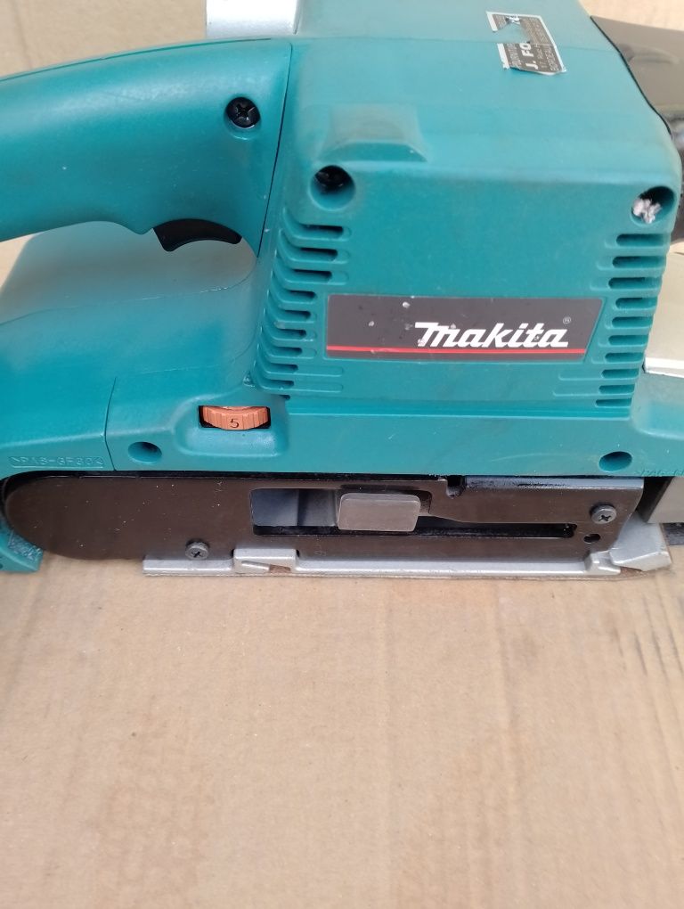 Мощен лентов шлайф Makita 1010вата