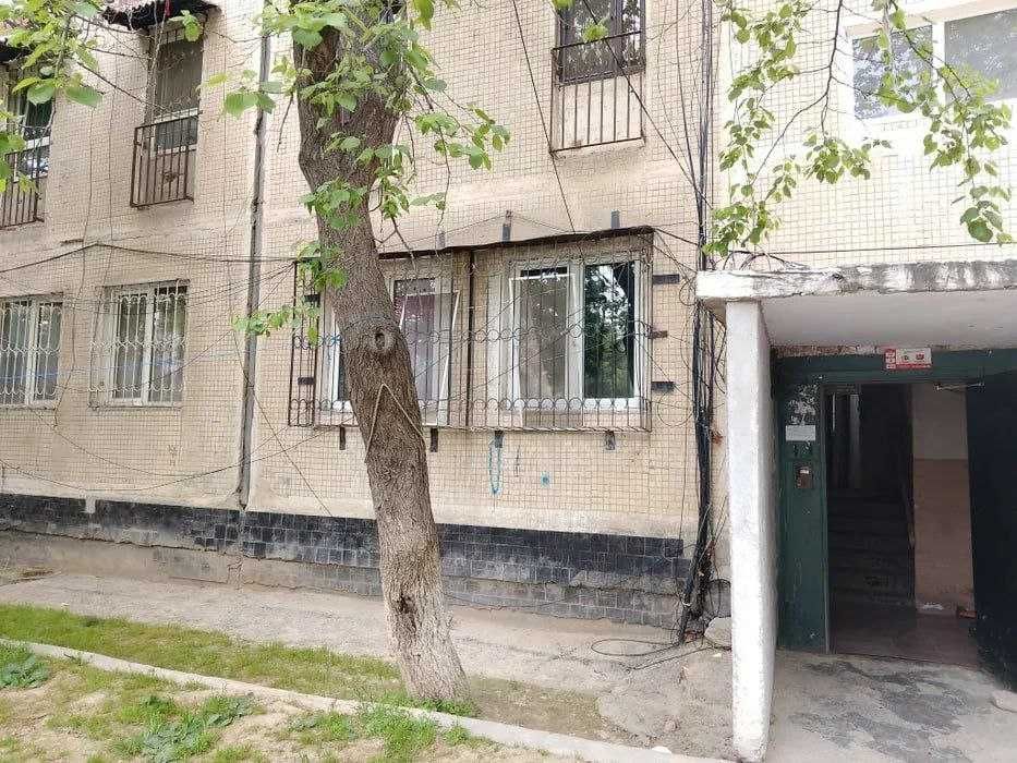 Юнусабаде11 есть 3 комнатная на продаже 1 етаже локация центре района