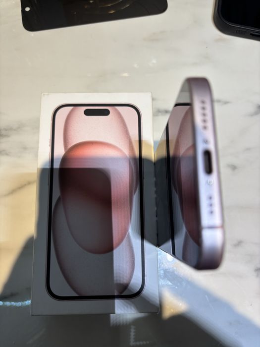 Vand Iphone 15 Pink de 128gb stare buna vine complet