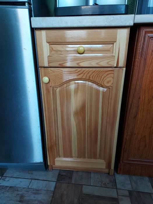 Кухненски шкаф от дърво