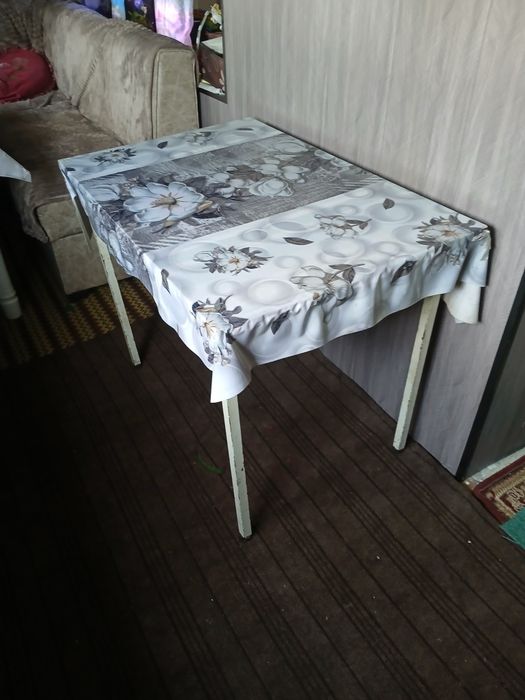 Срочно продаю стол и 4 стулья