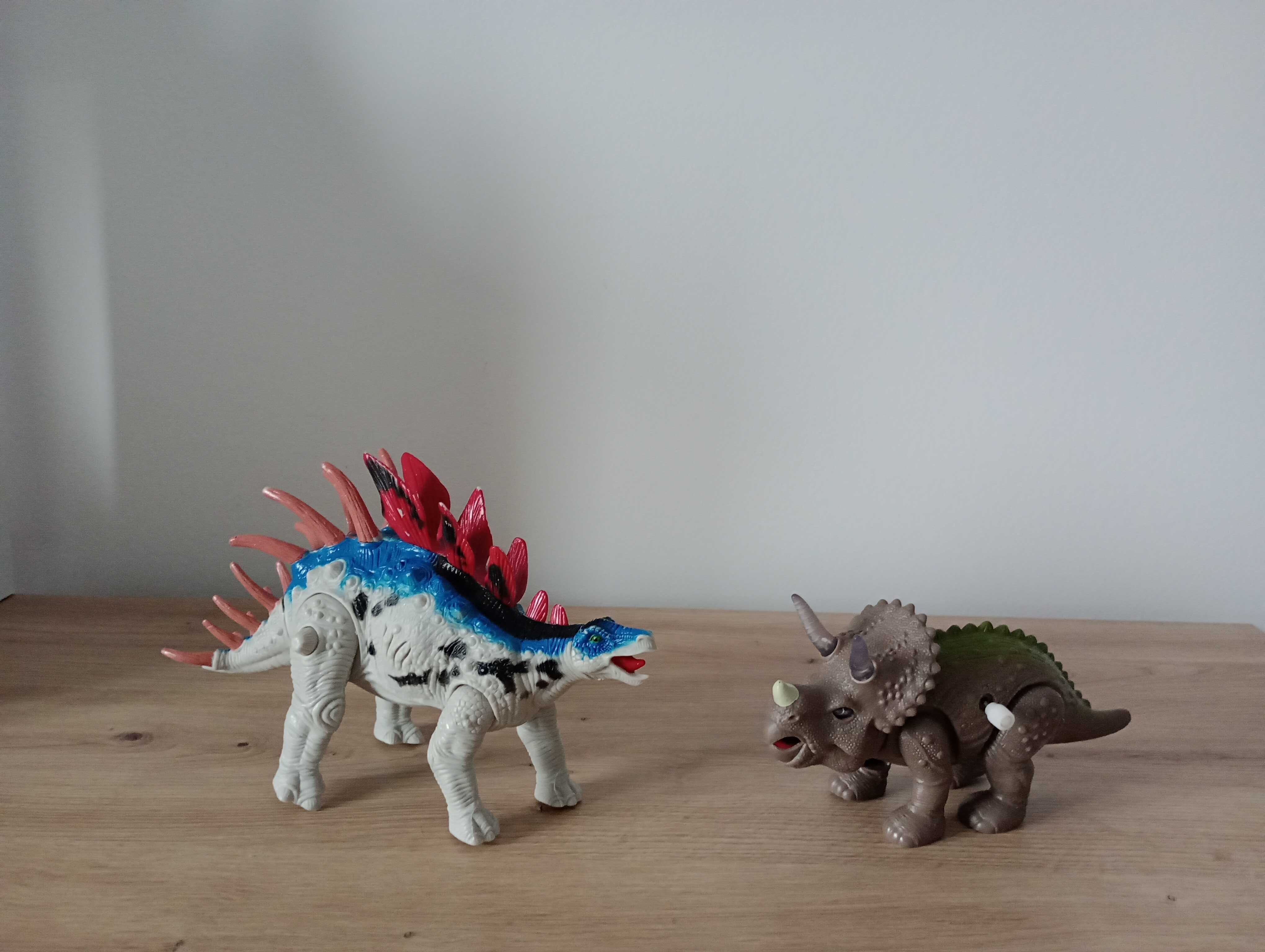 Vand lot cu doua jucării dinozauri