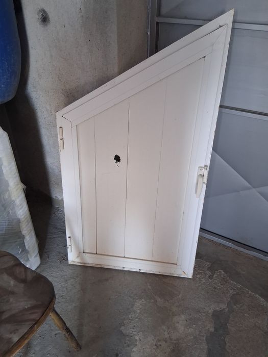 алуминова врата беше под стълбището ми