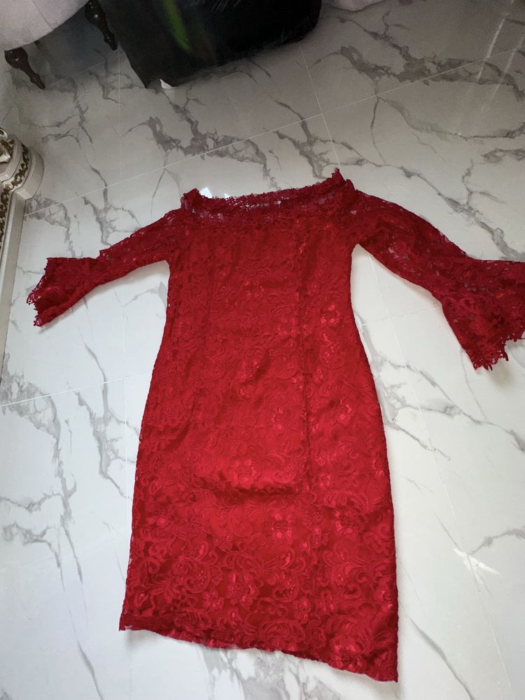 Красное кружевное платье размер M