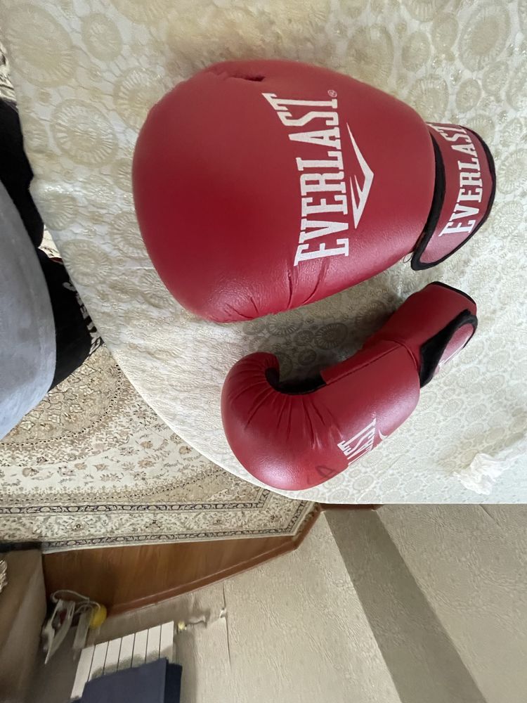 Бокс перчатки автогрофом Жанхоша Турарова