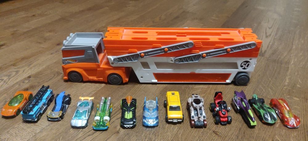 13 машинок и 1 автовоз HotWills