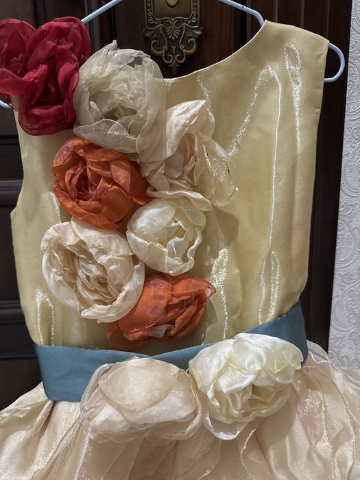 Платье нарядное для девочки 6-7 лет.