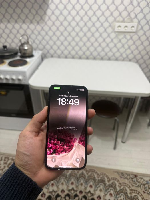 Продам Iphone 13 в хорошем состоянии зарядка оригинал в подарок