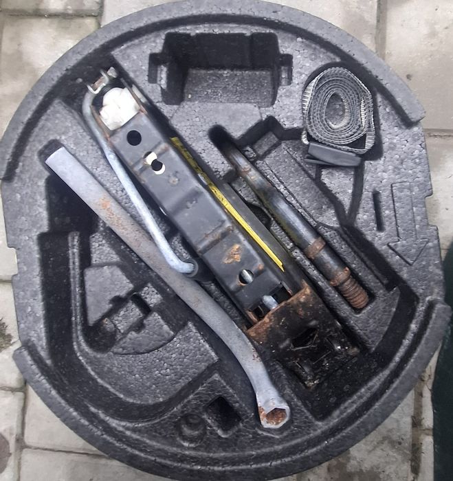 Roată de rezervă 195/65 R15 + Cric + Cheie roți + Tăviță polistiren –