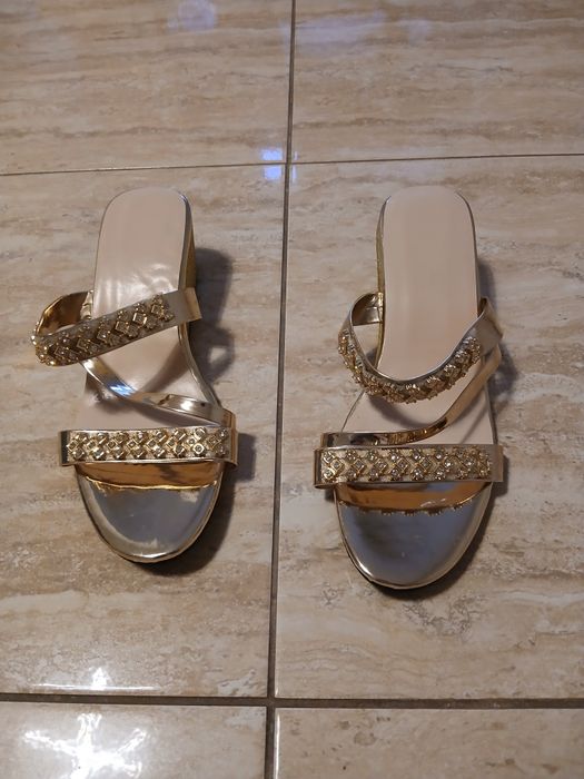 Papuci ...sandale cu pietre culoarea aurie