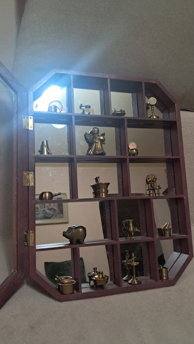 Vitrina cu 17 miniaturi din bronz