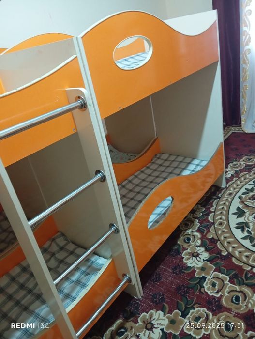 Detskiy kravat va shkaf bolalar bogchasi uchun