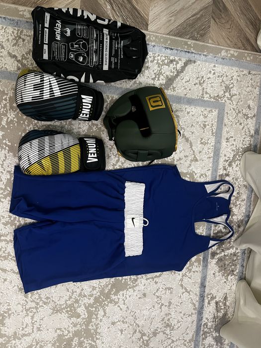 Снаряд для бокса шлем перчатки костюм