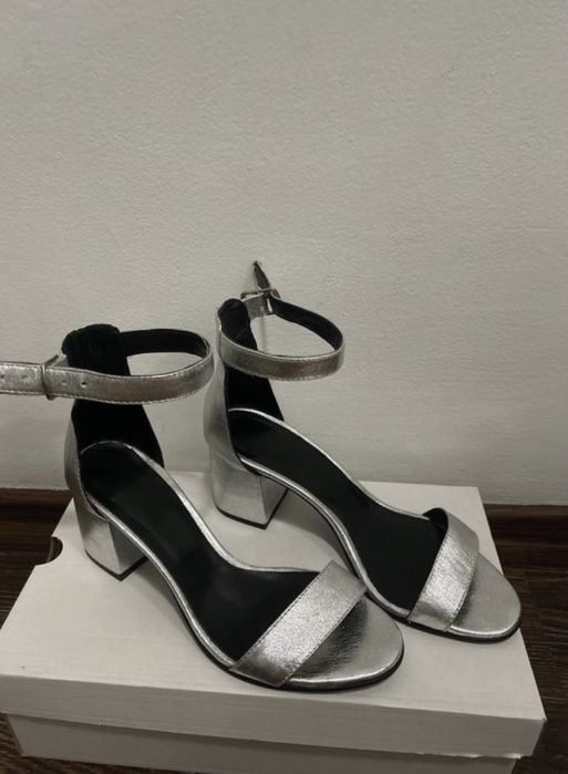 sandale din piele  argintii cu toc