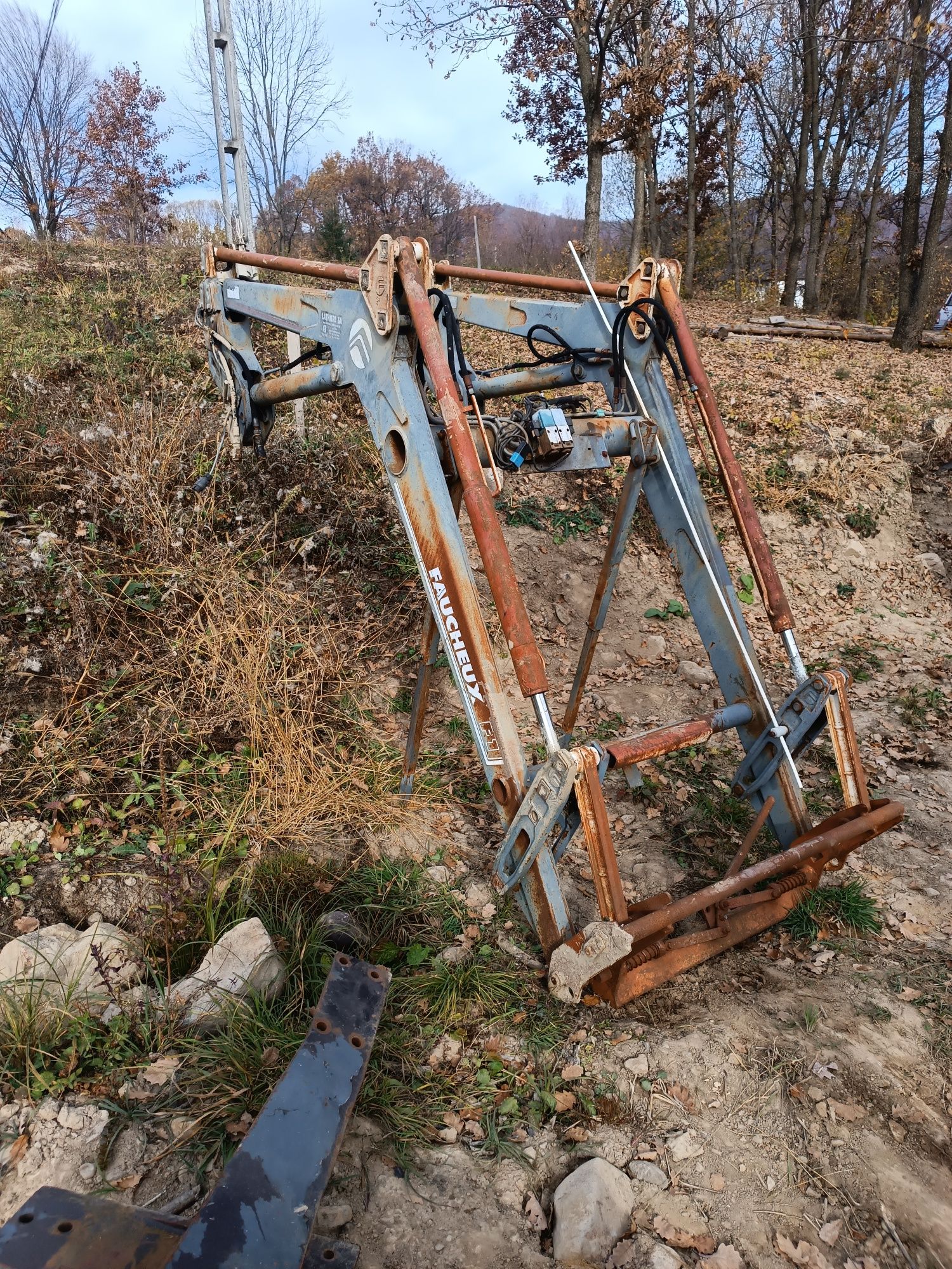 Vând încărcător frontal Faucheux pentru Fiat f 100  New Holland 8260 s