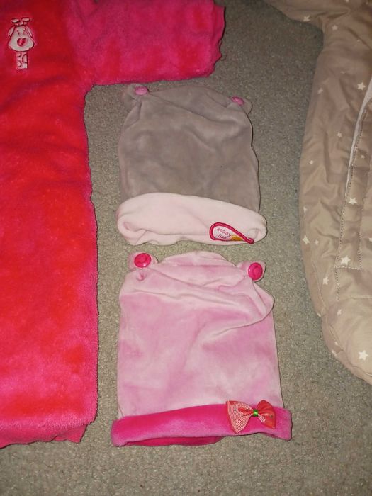 Дрехи,костюмчета и шапки за момиченца