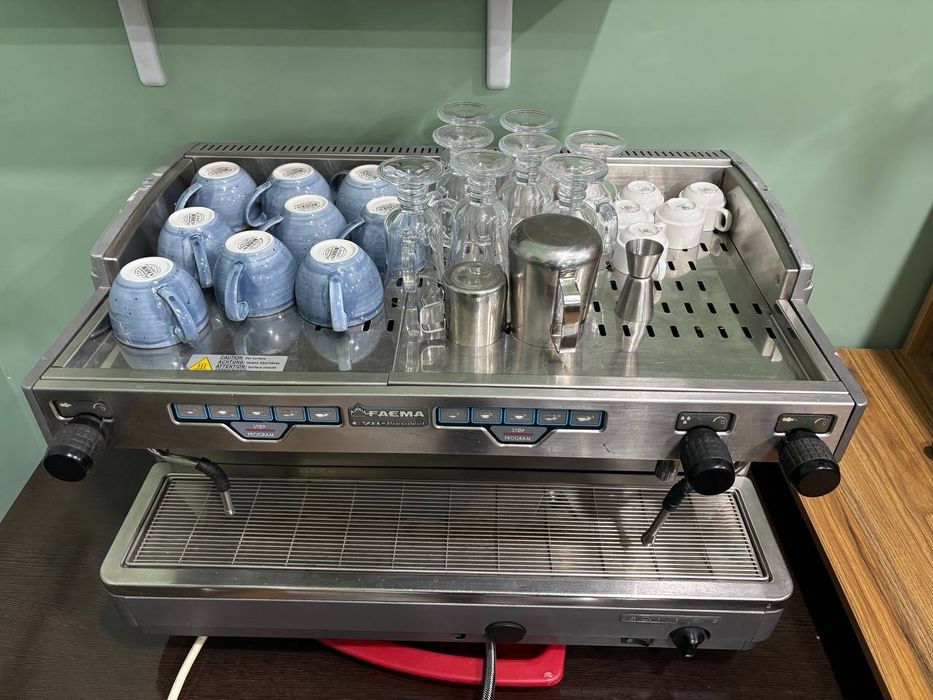 Stol stul  yumshoq mebel va kofe mashina sotiladi