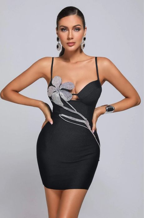 Елегантна черна  рокля с камъни