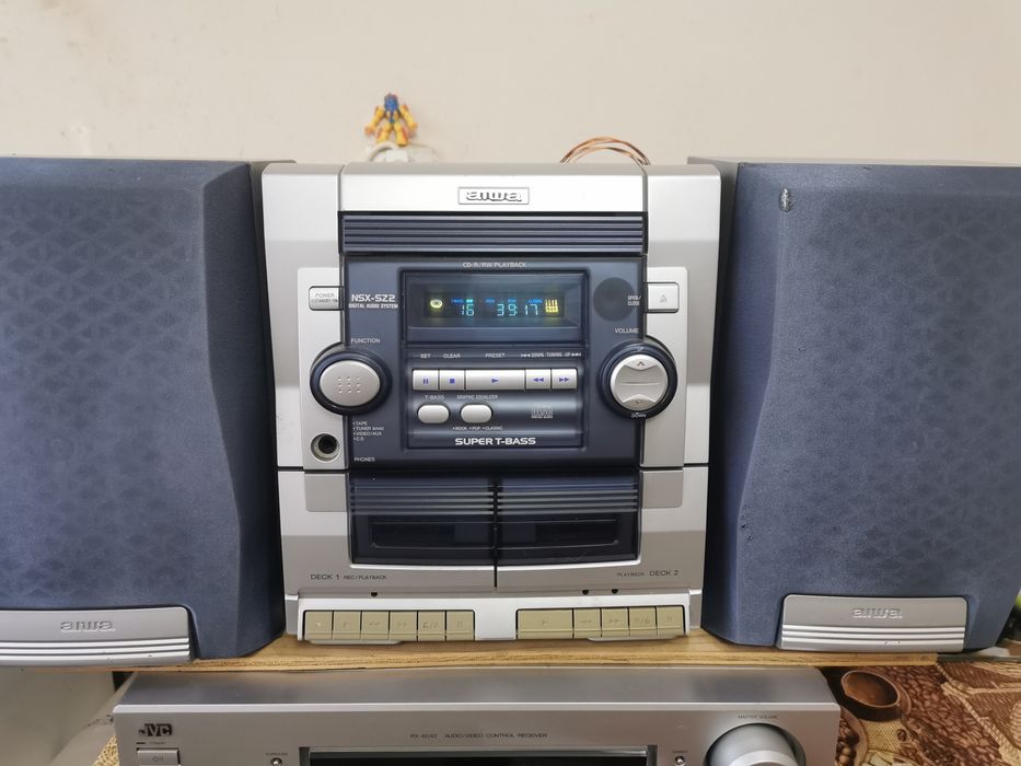 Se vinde un superb sistem Aiwa NSX-SZ2.