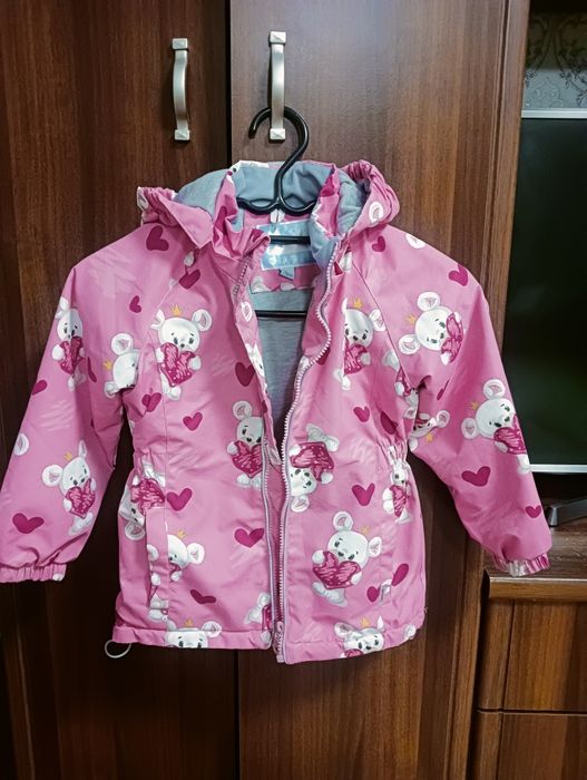 Продам куртки на девочку
