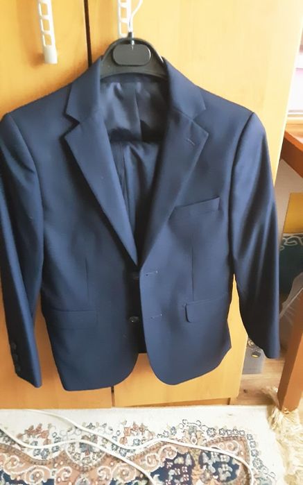 Продаю детский Костюм школьный