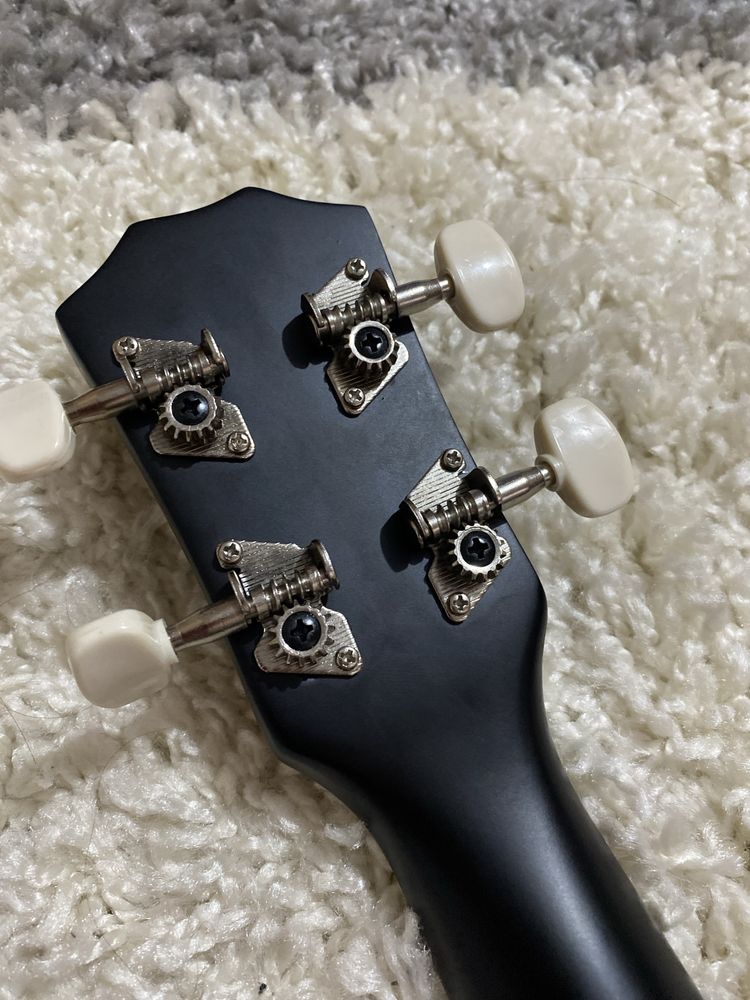 ukulele foarte bun si se aude excelent!