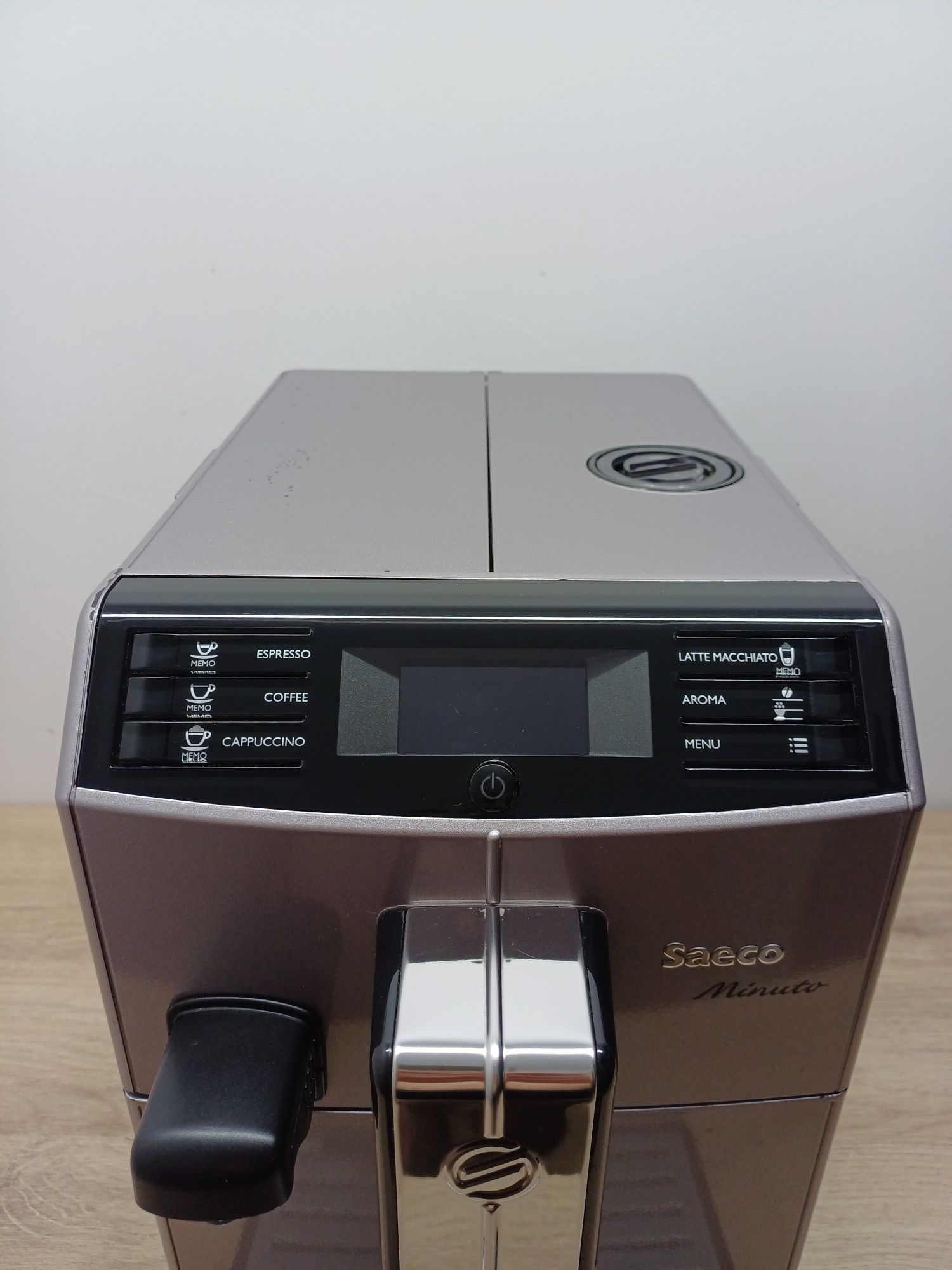 Продавам кафемашина Saeco Minuto HD8867