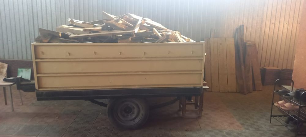 Прицеп с дровами легковой