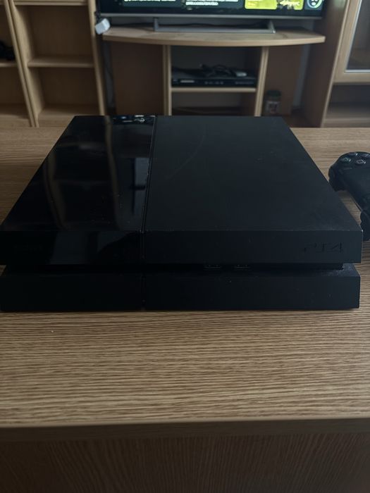 Playstation 4 - 1Tb/ Maneta noua/ 2 jocuri