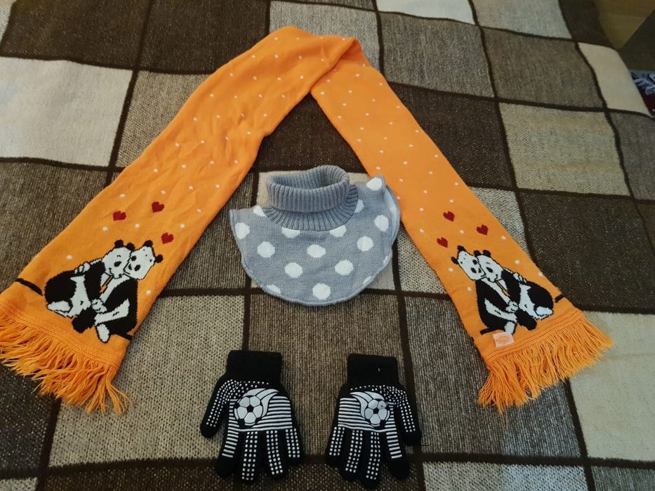 Lot haine baieti,9-11 ani: bluze H&M,pijamale,fâș ploaie,fular,manusi