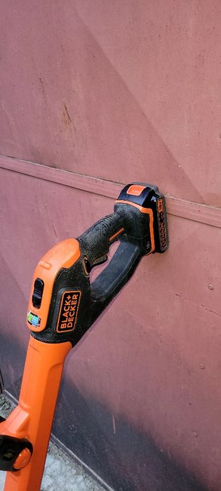 Trimmer tuns iarba Black Decker