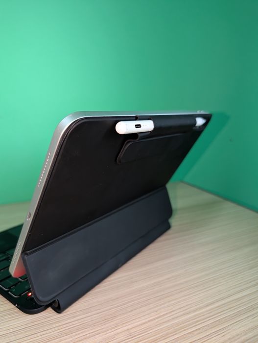 iPad 10.9 (2022), 64GB cu husă ESR şi stilou Next ONE (istyle.ro)