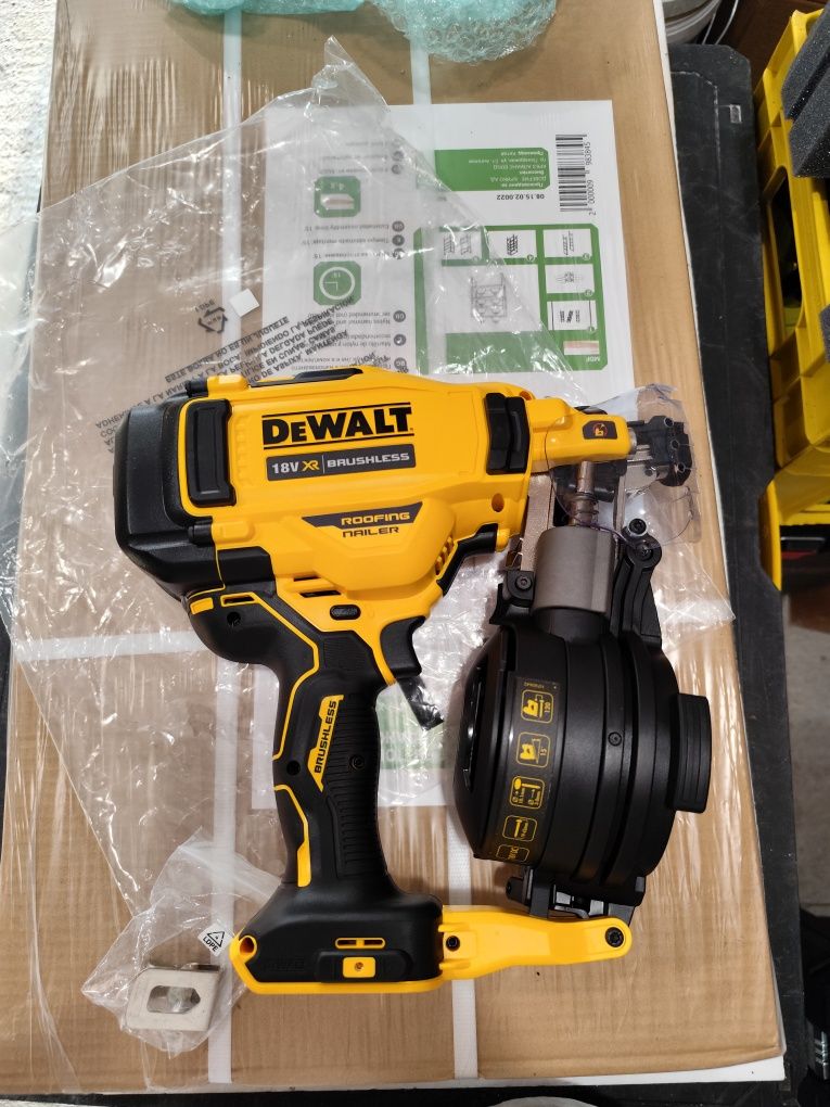 Акумулаторен такер - пистолет за битумни керемиди Девалт DeWALT DCN45R