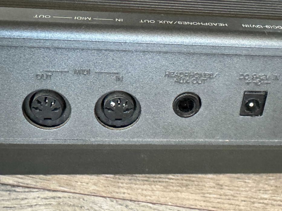 Синтезатор,пиано YAMAHA PSR-300