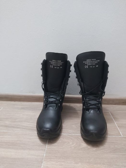 Vând bocanci de lucru