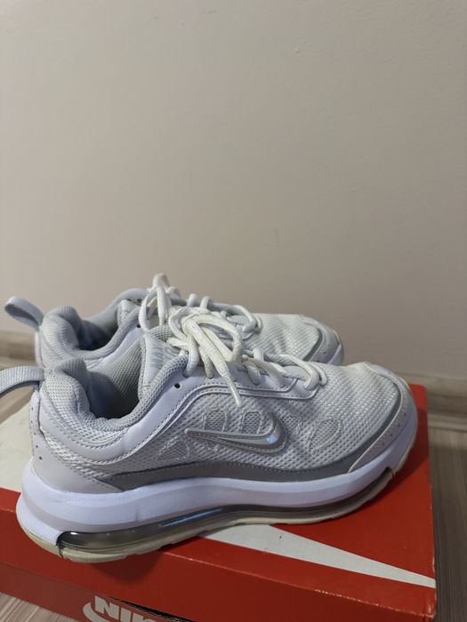 Бели маратонки Nike