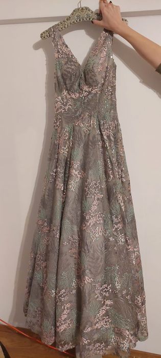 Rochie de lux, potrivită pentru seară/bal