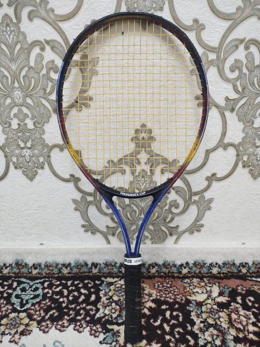 Теннисный ракетка