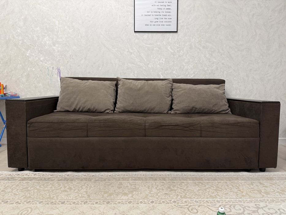 Продается диван размером 2,15х90