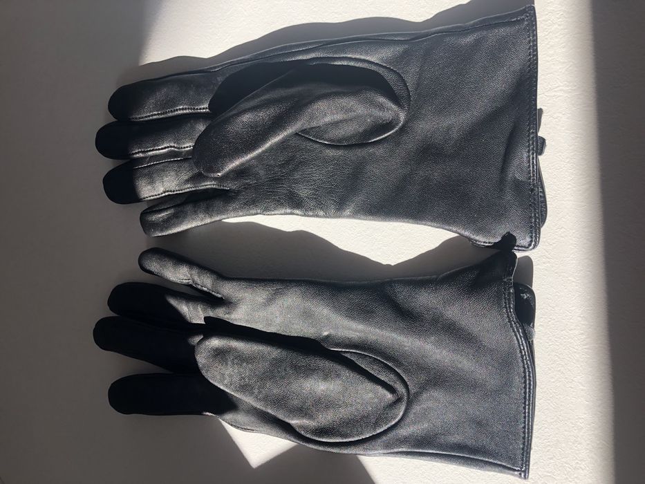 Manusi negre de piele