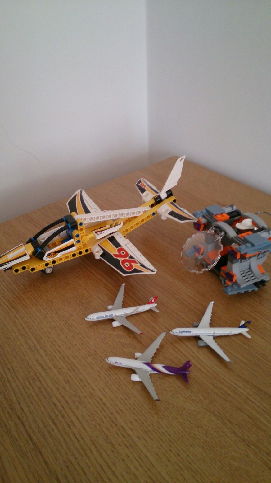 Jucarii asamblate LEGO si LEGO piese,minifigurine si carti lego
