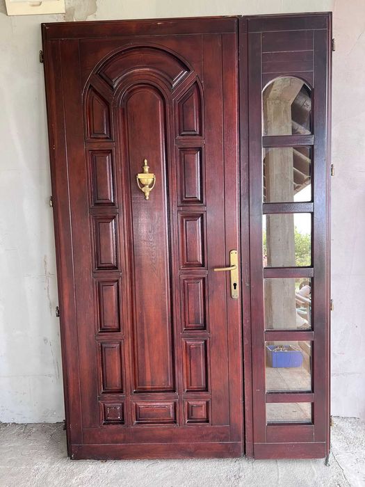 Ușă de intrare din stejar masiv, cu parte laterală vitrată, fără toc.