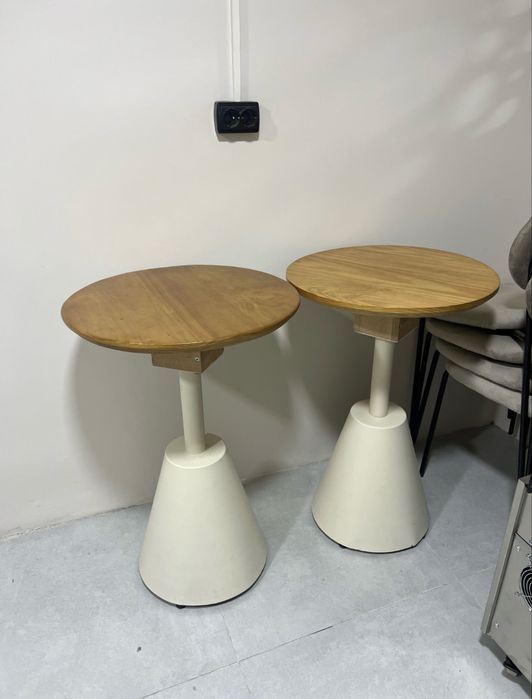 Продается кофейный стол и стулья и полка для книг