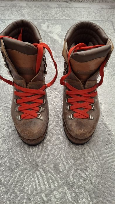 Vând bocanci de munte stare Noi