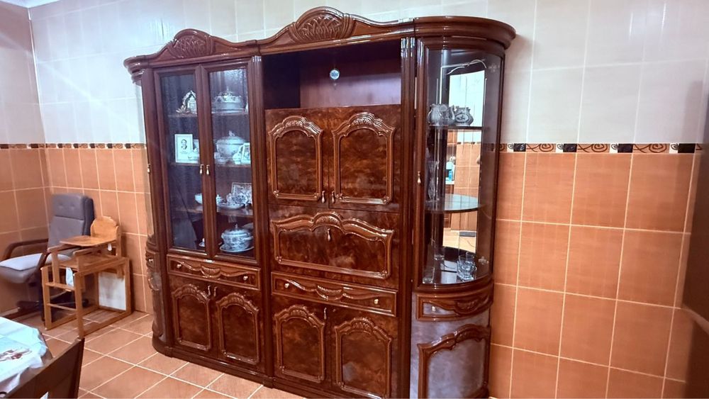 Продается сервант в хорошем состоянии
